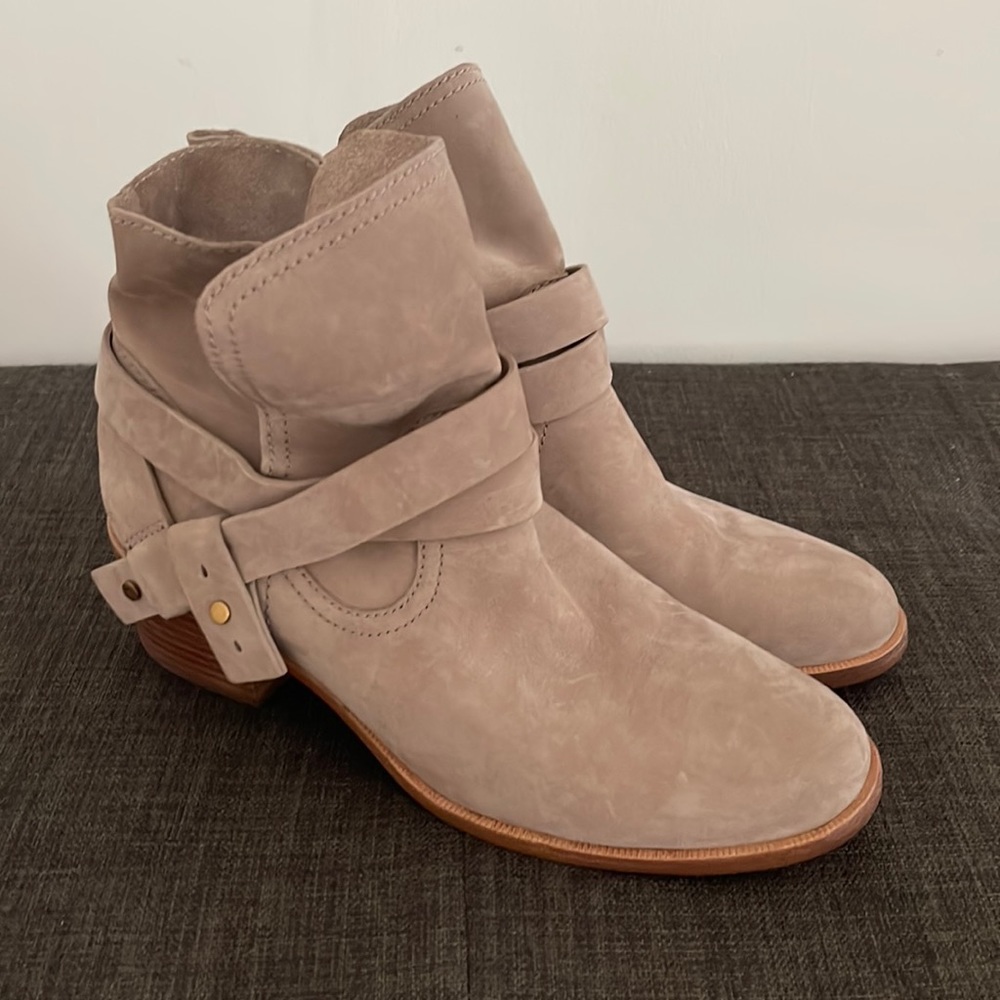 UGG ELORA BOOTIES 9.5